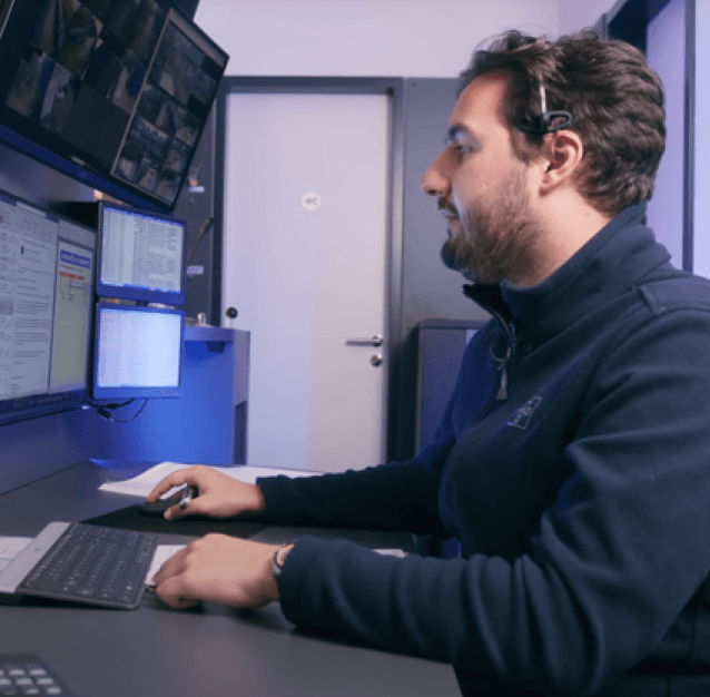 Arbeitsplatz in der Notruf- und Serviceleitstelle mit Überwachungstechnik
