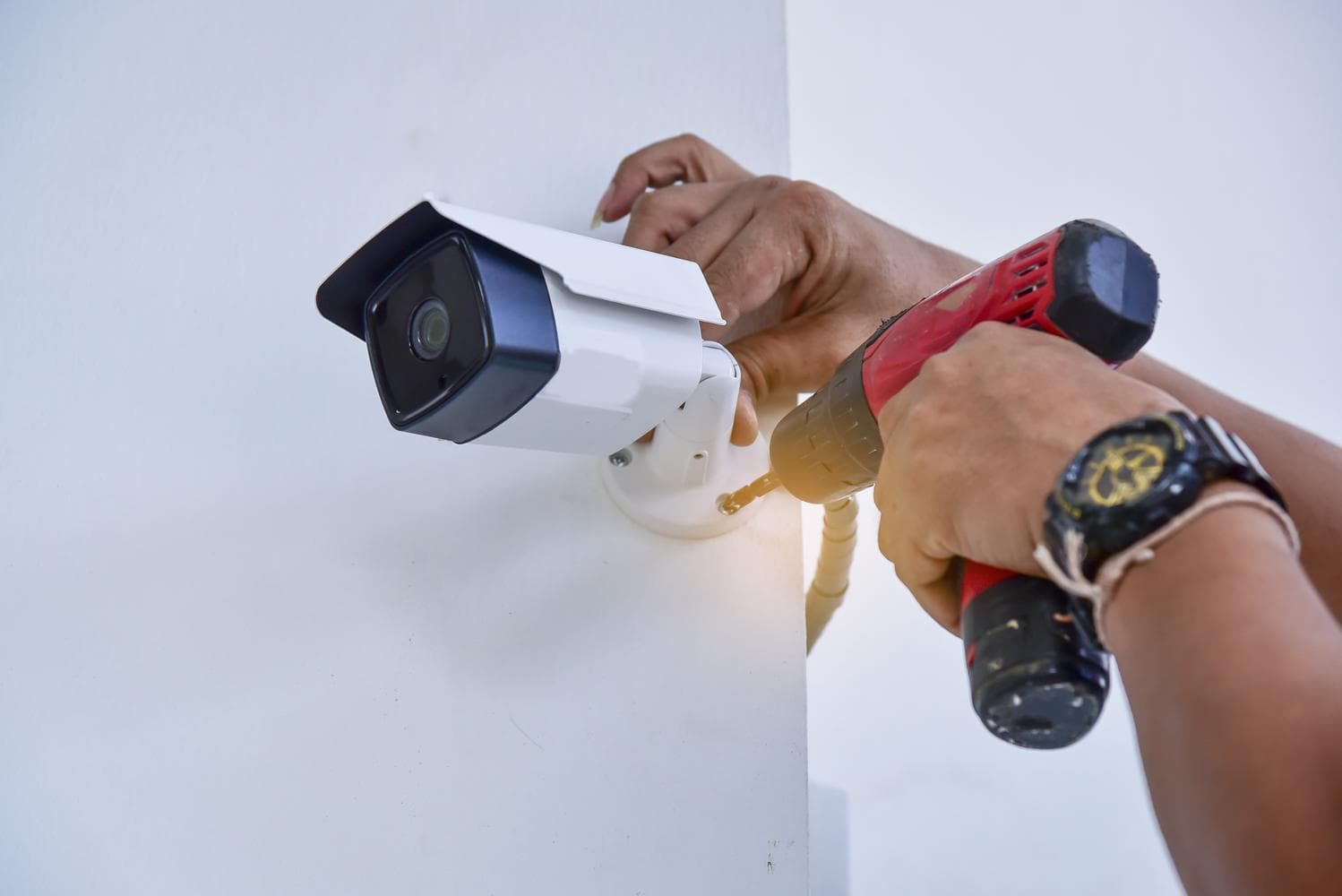Installation von Sicherheitstechnik durch einen Techniker von Hauschildt & Blunck