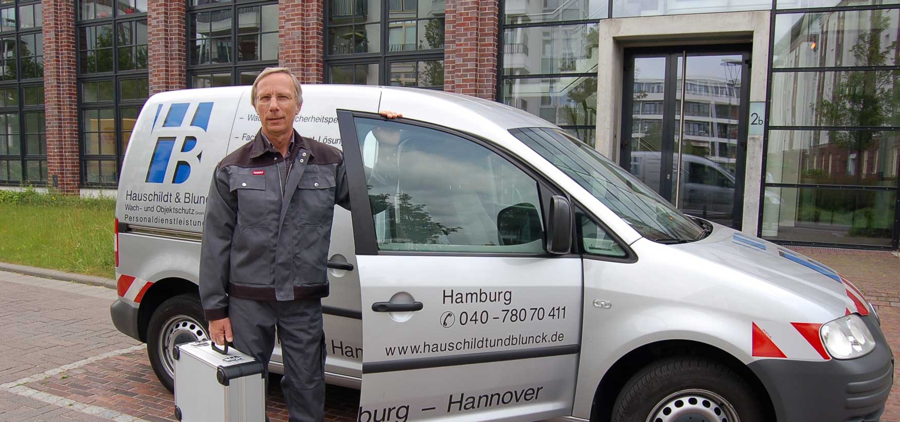 Techniker von Hauschildt & Blunck bei der Planung einer Sicherheitsanlage