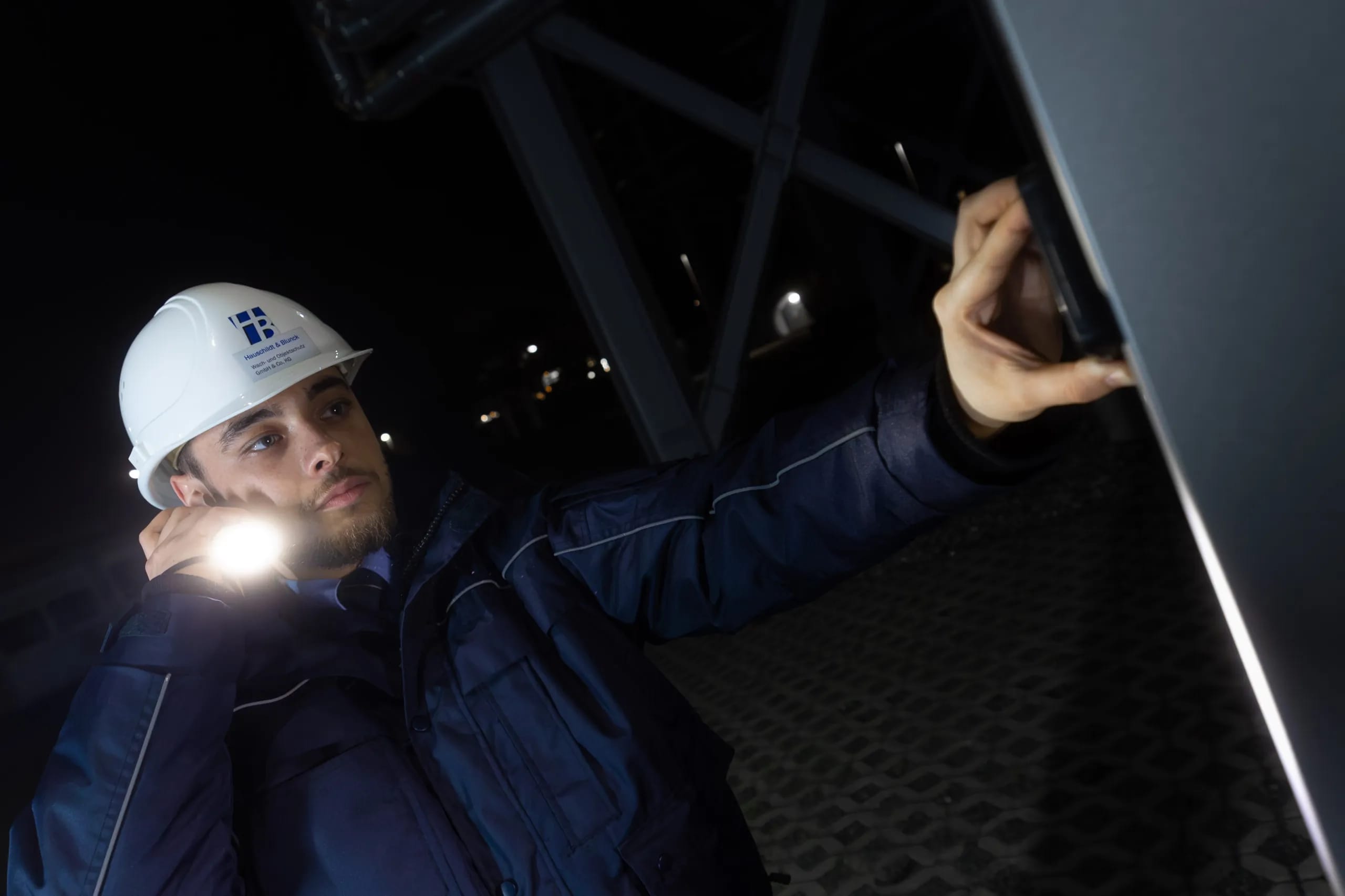 Sicherheitskraft von Hauschildt & Blunck bei der nächtlichen Objektkontrolle in Frankfurt