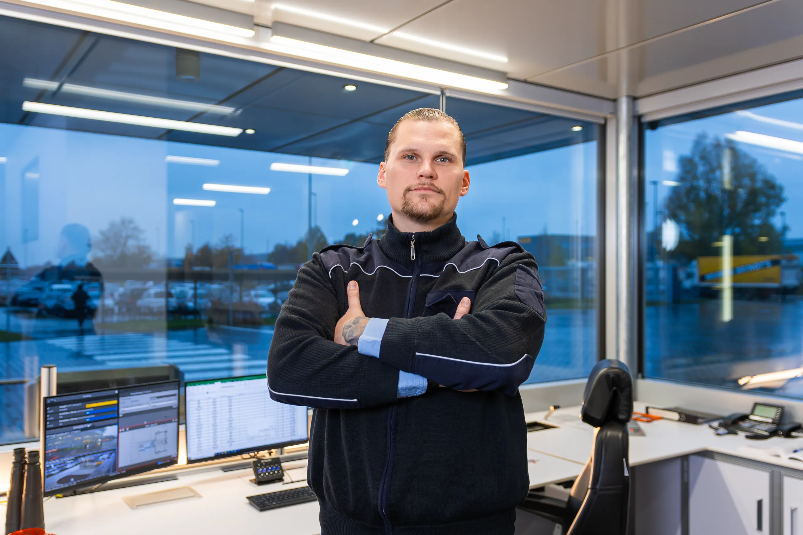 Sicherheitsmitarbeiter in einer Pförtnerloge