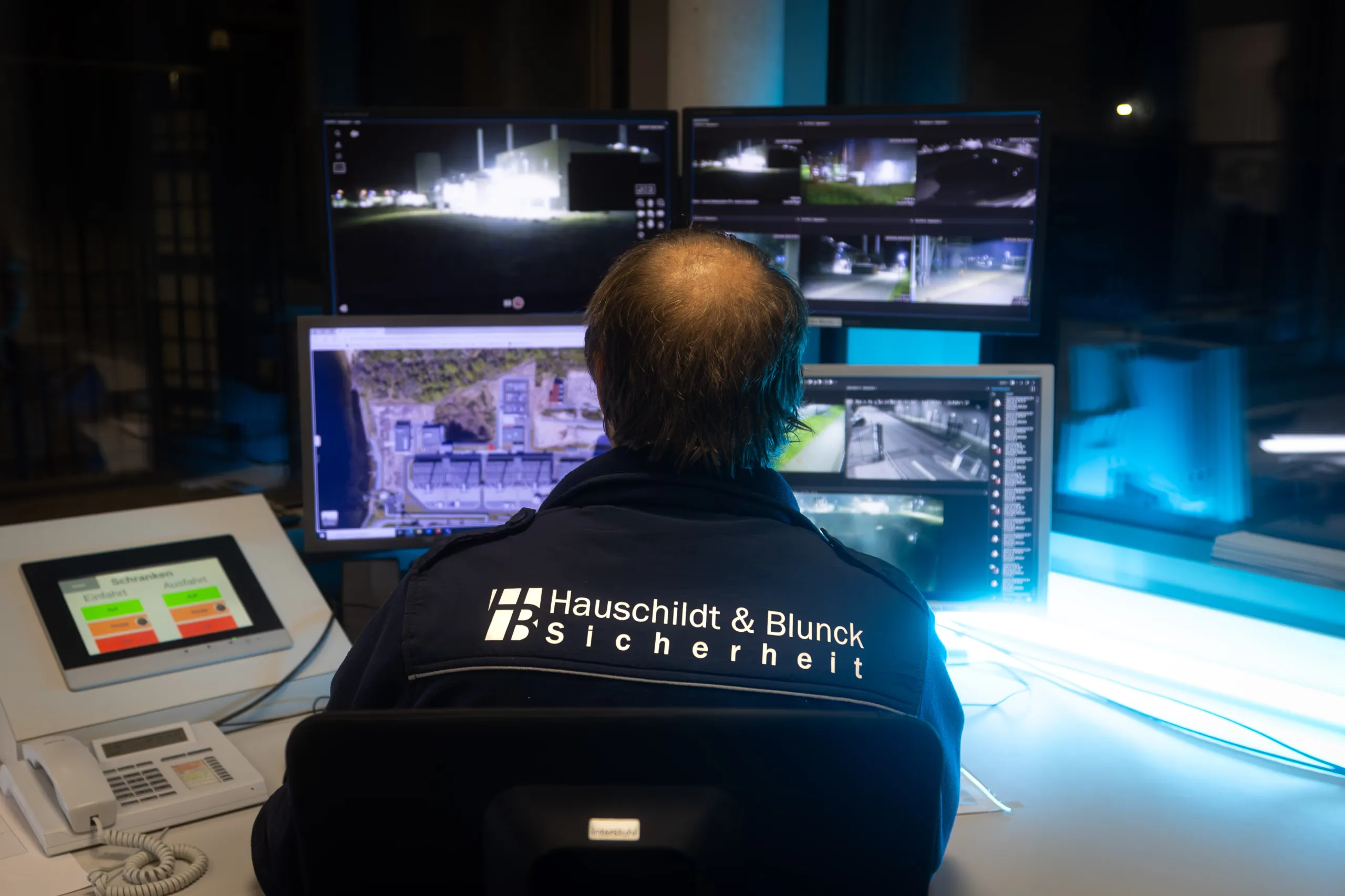 Interventionskraft kontrolliert bei einem Alarmeinsatz die Zugaenge eines Gebaeudes