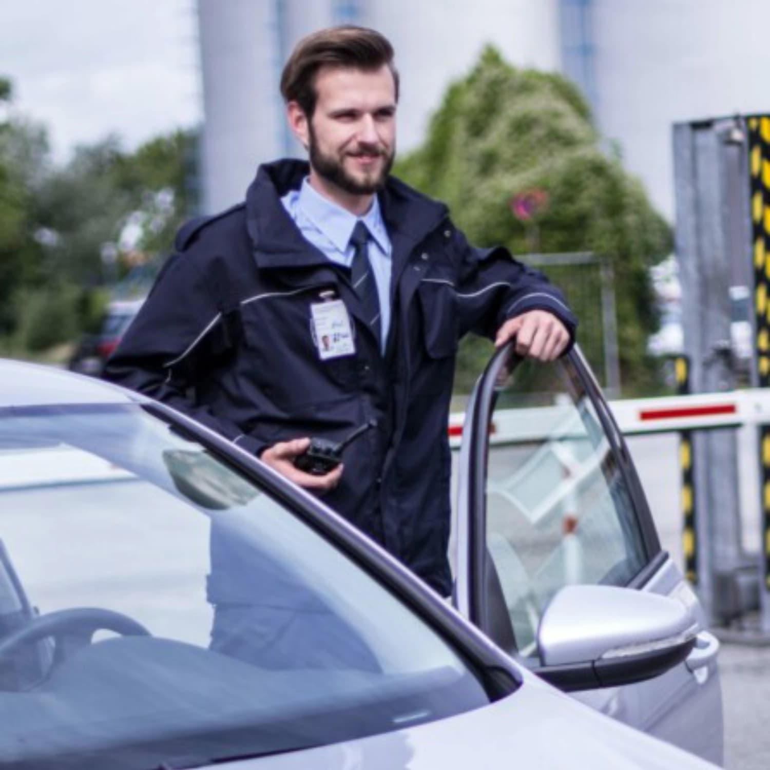 Mitarbeiter des mobilen Kontrolldienstes am Einsatzfahrzeug