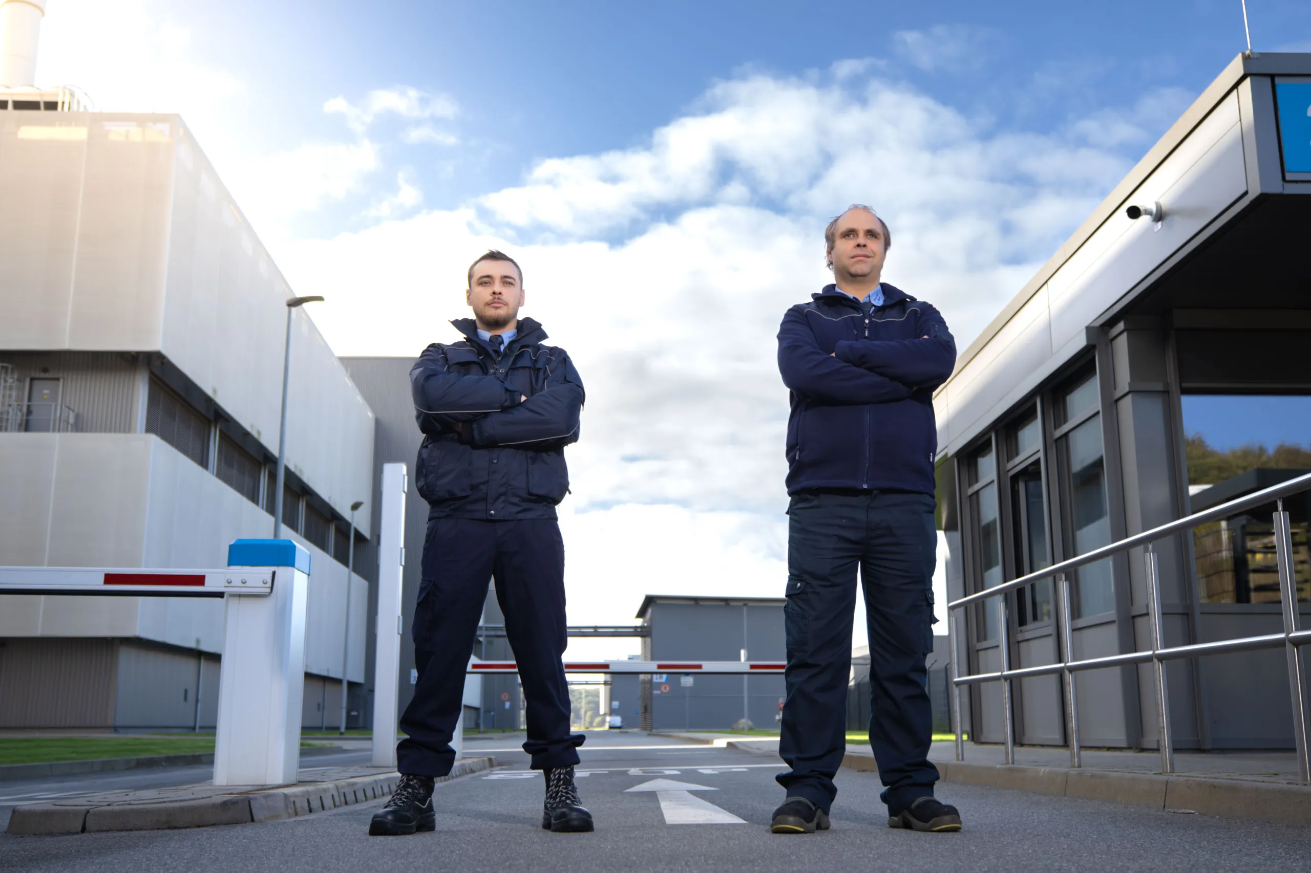 Werkschutz-Einsatzkraft auf dem Werksgelände